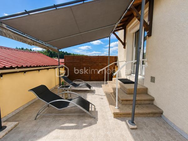 Située sur la commune de Boën-sur-Lignon, cette maison rénovée avec goût en 2019 séduira les amoureux des biens parfaitement entretenus, lumineux et immédiatement habitables.

Dès les premiers instants, la maison dégage une atmosphère chaleureuse et rassurante, où l’on ressent immédiatement le soin apporté à chaque espace.

La partie habitable principale développe 109 m² et permet une agréable vie de plain-pied avec un séjour lumineux, une cuisine conviviale, une chambre, une salle d’eau et un WC.

À l’étage, vous découvrirez deux chambres supplémentaires ainsi qu’un bureau, idéal pour le télétravail, un dressing ou un espace enfant.

Mais ce bien dispose également d’un véritable atout supplémentaire :

Un sous-sol complet entièrement aménagé, isolé, chauffé et équipé d’ouvertures, offrant près de 40 m² d’espaces de vie complémentaires comprenant :
– un salon de 12,33 m²,
– une salle à manger de 20 m²,
– une salle d’eau,
– ainsi qu’un garage de 17 m² et une cave de 16 m².

Ces espaces offrent de nombreuses possibilités : réception, espace détente, télétravail, logement d’appoint ou activité indépendante.

À l’extérieur, vous profitez d’un terrain clos de 937 m², agréable et facile à entretenir, ainsi qu’une terrasse propice aux moments de détente.

Côté technique :
– Rénovation réalisée en 2019
– Isolation extérieure de 22 cm
– Chaudière fioul récente installée en 2024
– Maison extrêmement bien entretenue
– Consommation réelle d’environ 2 600 € / an

👉 Une maison familiale soignée et fonctionnelle offrant de beaux volumes exploitables, du confort et un véritable potentiel d’évolution.