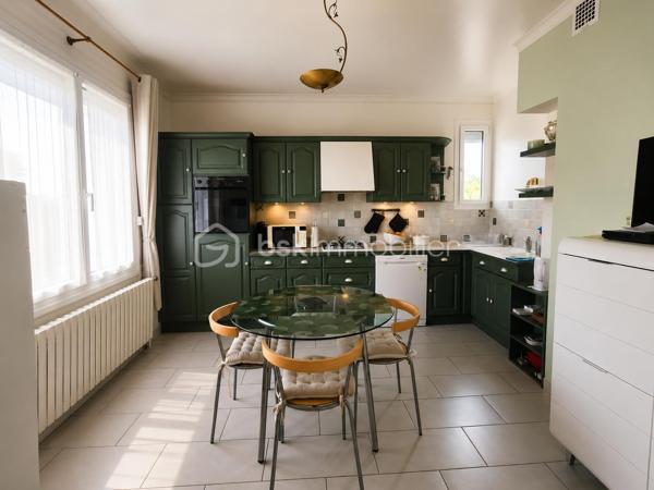 Située sur la commune de Boën-sur-Lignon, cette maison rénovée avec goût en 2019 séduira les amoureux des biens parfaitement entretenus, lumineux et immédiatement habitables.

Dès les premiers instants, la maison dégage une atmosphère chaleureuse et rassurante, où l’on ressent immédiatement le soin apporté à chaque espace.

La partie habitable principale développe 109 m² et permet une agréable vie de plain-pied avec un séjour lumineux, une cuisine conviviale, une chambre, une salle d’eau et un WC.

À l’étage, vous découvrirez deux chambres supplémentaires ainsi qu’un bureau, idéal pour le télétravail, un dressing ou un espace enfant.

Mais ce bien dispose également d’un véritable atout supplémentaire :

Un sous-sol complet entièrement aménagé, isolé, chauffé et équipé d’ouvertures, offrant près de 40 m² d’espaces de vie complémentaires comprenant :
– un salon de 12,33 m²,
– une salle à manger de 20 m²,
– une salle d’eau,
– ainsi qu’un garage de 17 m² et une cave de 16 m².

Ces espaces offrent de nombreuses possibilités : réception, espace détente, télétravail, logement d’appoint ou activité indépendante.

À l’extérieur, vous profitez d’un terrain clos de 937 m², agréable et facile à entretenir, ainsi qu’une terrasse propice aux moments de détente.

Côté technique :
– Rénovation réalisée en 2019
– Isolation extérieure de 22 cm
– Chaudière fioul récente installée en 2024
– Maison extrêmement bien entretenue
– Consommation réelle d’environ 2 600 € / an

👉 Une maison familiale soignée et fonctionnelle offrant de beaux volumes exploitables, du confort et un véritable potentiel d’évolution.