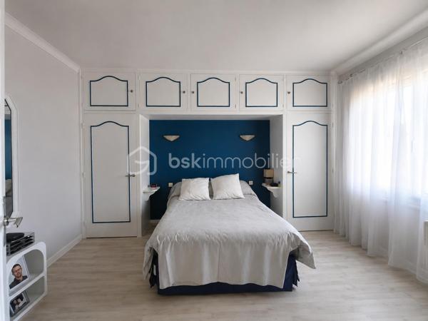 Située sur la commune de Boën-sur-Lignon, cette maison rénovée avec goût en 2019 séduira les amoureux des biens parfaitement entretenus, lumineux et immédiatement habitables.

Dès les premiers instants, la maison dégage une atmosphère chaleureuse et rassurante, où l’on ressent immédiatement le soin apporté à chaque espace.

La partie habitable principale développe 109 m² et permet une agréable vie de plain-pied avec un séjour lumineux, une cuisine conviviale, une chambre, une salle d’eau et un WC.

À l’étage, vous découvrirez deux chambres supplémentaires ainsi qu’un bureau, idéal pour le télétravail, un dressing ou un espace enfant.

Mais ce bien dispose également d’un véritable atout supplémentaire :

Un sous-sol complet entièrement aménagé, isolé, chauffé et équipé d’ouvertures, offrant près de 40 m² d’espaces de vie complémentaires comprenant :
– un salon de 12,33 m²,
– une salle à manger de 20 m²,
– une salle d’eau,
– ainsi qu’un garage de 17 m² et une cave de 16 m².

Ces espaces offrent de nombreuses possibilités : réception, espace détente, télétravail, logement d’appoint ou activité indépendante.

À l’extérieur, vous profitez d’un terrain clos de 937 m², agréable et facile à entretenir, ainsi qu’une terrasse propice aux moments de détente.

Côté technique :
– Rénovation réalisée en 2019
– Isolation extérieure de 22 cm
– Chaudière fioul récente installée en 2024
– Maison extrêmement bien entretenue
– Consommation réelle d’environ 2 600 € / an

👉 Une maison familiale soignée et fonctionnelle offrant de beaux volumes exploitables, du confort et un véritable potentiel d’évolution.