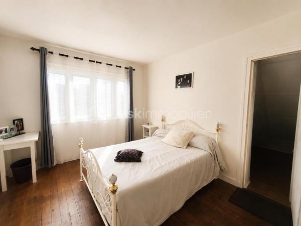 Située sur la commune de Boën-sur-Lignon, cette maison rénovée avec goût en 2019 séduira les amoureux des biens parfaitement entretenus, lumineux et immédiatement habitables.

Dès les premiers instants, la maison dégage une atmosphère chaleureuse et rassurante, où l’on ressent immédiatement le soin apporté à chaque espace.

La partie habitable principale développe 109 m² et permet une agréable vie de plain-pied avec un séjour lumineux, une cuisine conviviale, une chambre, une salle d’eau et un WC.

À l’étage, vous découvrirez deux chambres supplémentaires ainsi qu’un bureau, idéal pour le télétravail, un dressing ou un espace enfant.

Mais ce bien dispose également d’un véritable atout supplémentaire :

Un sous-sol complet entièrement aménagé, isolé, chauffé et équipé d’ouvertures, offrant près de 40 m² d’espaces de vie complémentaires comprenant :
– un salon de 12,33 m²,
– une salle à manger de 20 m²,
– une salle d’eau,
– ainsi qu’un garage de 17 m² et une cave de 16 m².

Ces espaces offrent de nombreuses possibilités : réception, espace détente, télétravail, logement d’appoint ou activité indépendante.

À l’extérieur, vous profitez d’un terrain clos de 937 m², agréable et facile à entretenir, ainsi qu’une terrasse propice aux moments de détente.

Côté technique :
– Rénovation réalisée en 2019
– Isolation extérieure de 22 cm
– Chaudière fioul récente installée en 2024
– Maison extrêmement bien entretenue
– Consommation réelle d’environ 2 600 € / an

👉 Une maison familiale soignée et fonctionnelle offrant de beaux volumes exploitables, du confort et un véritable potentiel d’évolution.