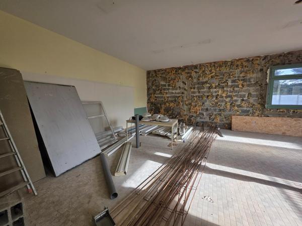 Investissement locatif : Appartement à rénover entièrement, au sein d'un immeuble.