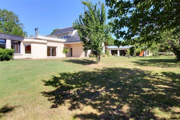 Maison d'architecte de 8 pièces 244 m2 avec piscine couverte