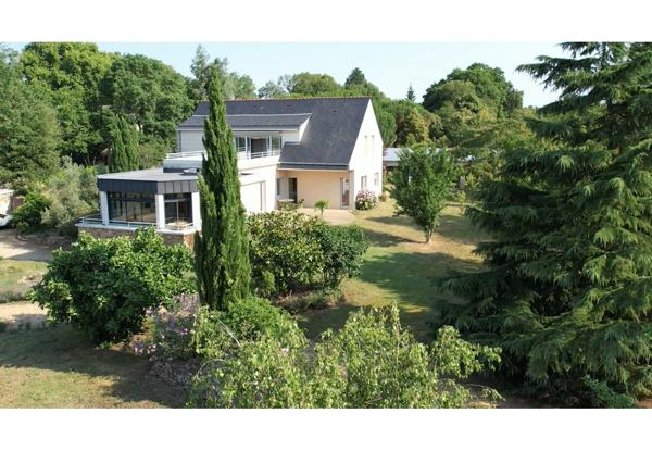 Maison d'architecte de 8 pièces 244 m2 avec piscine couverte