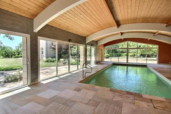 Maison d'architecte de 8 pièces 244 m2 avec piscine couverte
