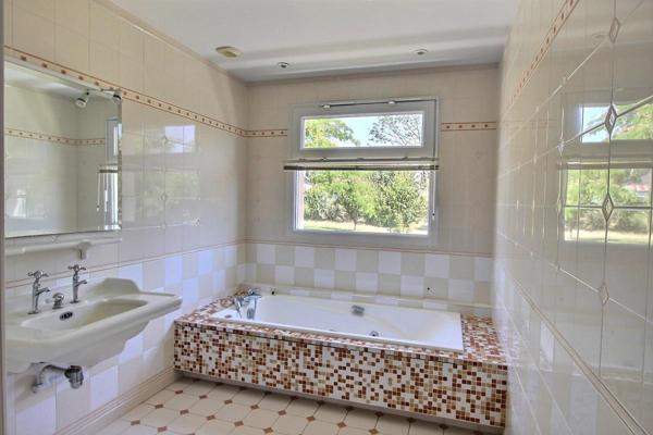 Maison d'architecte de 8 pièces 244 m2 avec piscine couverte