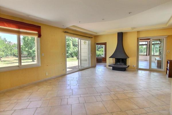 Maison d'architecte de 8 pièces 244 m2 avec piscine couverte