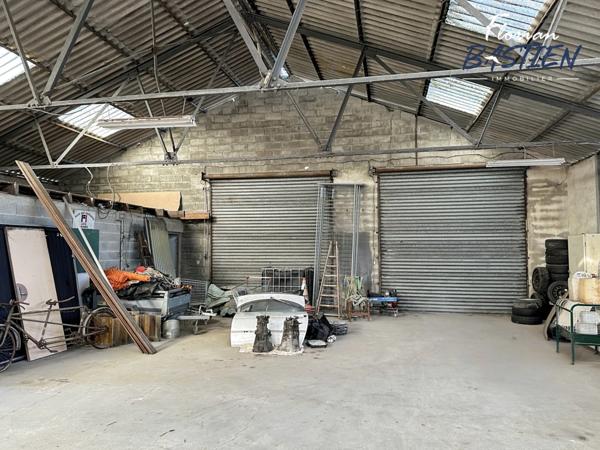 Propriété avec maison plain pied et bâtiment de 750m² sur un terrain de plus de 3 hectares