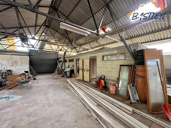 Propriété avec maison plain pied et bâtiment de 750m² sur un terrain de plus de 3 hectares