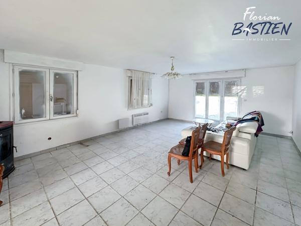 Propriété avec maison plain pied et bâtiment de 750m² sur un terrain de plus de 3 hectares