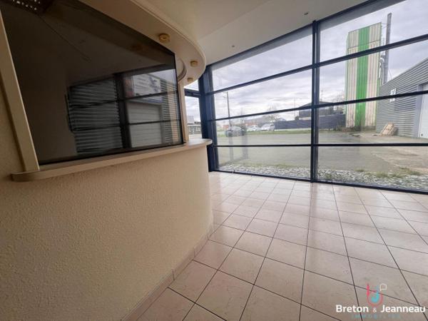Ensemble entrepôt et bureaux