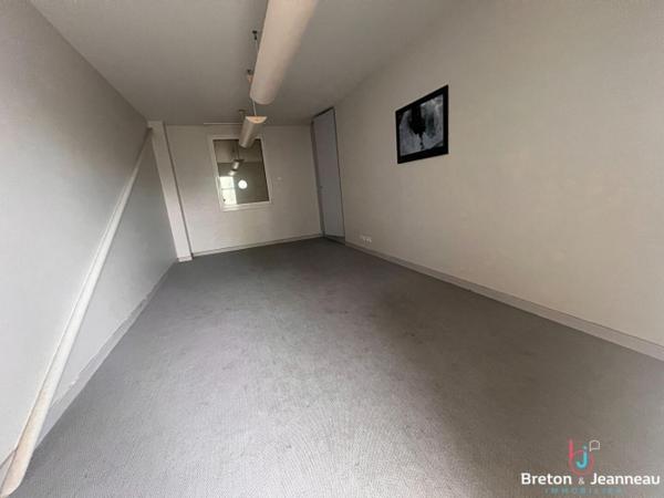 Ensemble entrepôt et bureaux