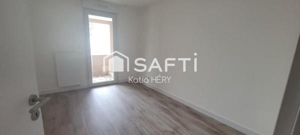 APPARTEMENT AVEC TERRASSE COUVERTE, JARDIN PRIVATIF ET 2 PARKINGS