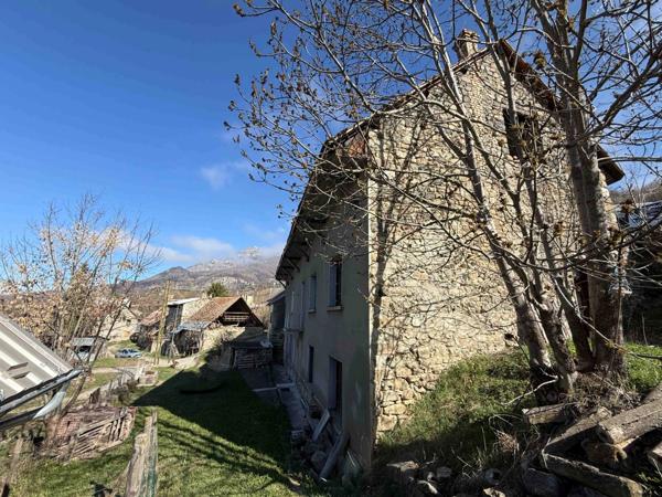 Corps de ferme, granges, jardin à vendre 8 pièces SAINT MICHEL DE CHAILLOL (05)
