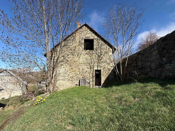 Corps de ferme, granges, jardin à vendre 8 pièces SAINT MICHEL DE CHAILLOL (05)