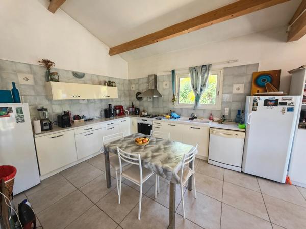 🎨 Rare ! Villa d'architecte sans vis-à-vis : Séjour XXL, atelier de 30 m² et vue à 180° sur 3300 m² de nature.