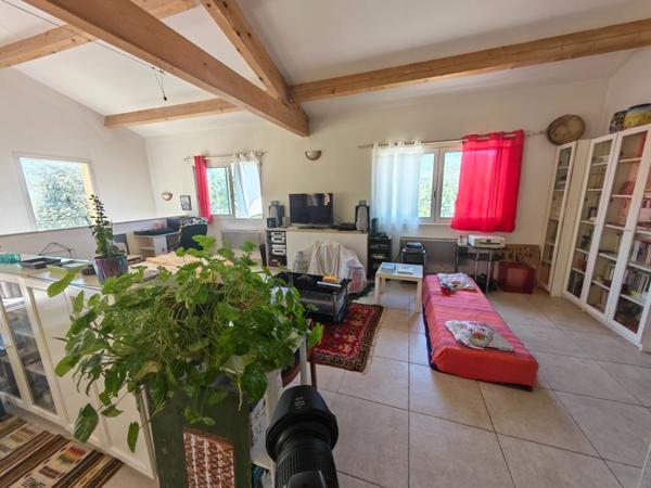 🎨 Rare ! Villa d'architecte sans vis-à-vis : Séjour XXL, atelier de 30 m² et vue à 180° sur 3300 m² de nature.