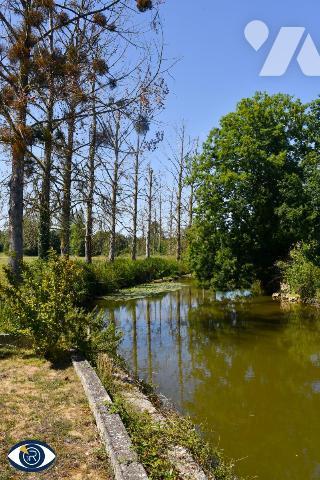 Maison à vendre située en bordure de rivière à Montigné-le-Brillant
