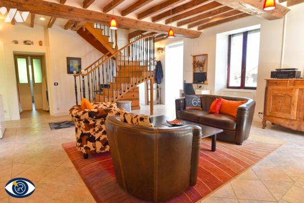 Maison à vendre située en bordure de rivière à Montigné-le-Brillant