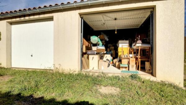 Double garage offrant un bel espace pour atelier ou stockage