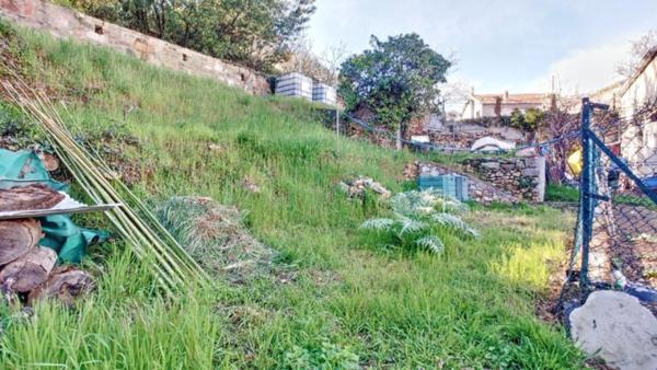 Double garage offrant un bel espace pour atelier ou stockage