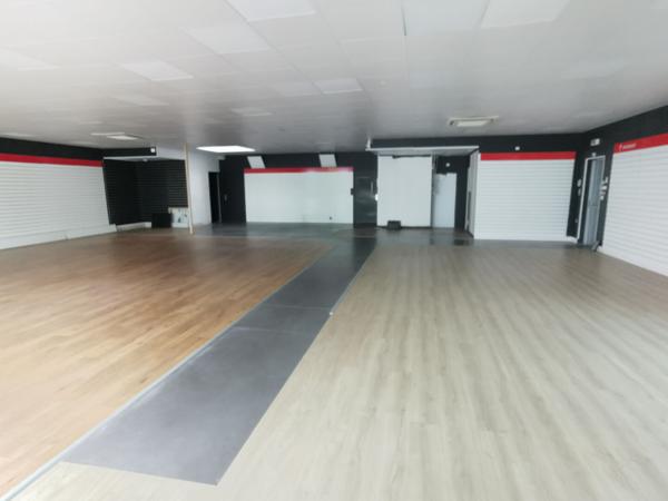 Local commercial La Fleche situé dans une zone principale d'activité de commerces et professionnels