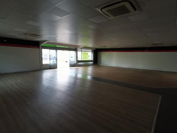 Local commercial La Fleche situé dans une zone principale d'activité de commerces et professionnels