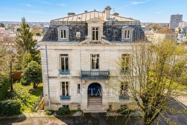 MAISON DE MAÎTRE EN PIERRE DU XIXᵉ SIÈCLE - JUSQU’À 18 BUREAUX - PARKING PRIVÉ 17 PLACES - JOHN TAYLOR BORDEAUX