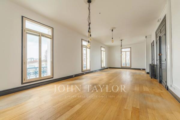 MAISON DE MAÎTRE EN PIERRE DU XIXᵉ SIÈCLE - JUSQU’À 18 BUREAUX - PARKING PRIVÉ 17 PLACES - JOHN TAYLOR BORDEAUX