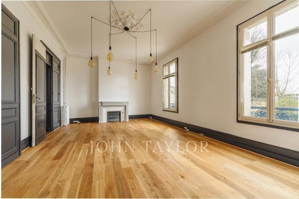 MAISON DE MAÎTRE EN PIERRE DU XIXᵉ SIÈCLE - JUSQU’À 18 BUREAUX - PARKING PRIVÉ 17 PLACES - JOHN TAYLOR BORDEAUX