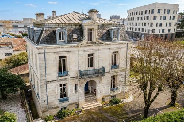 MAISON DE MAÎTRE EN PIERRE DU XIXᵉ SIÈCLE - JUSQU’À 18 BUREAUX - PARKING PRIVÉ 17 PLACES - JOHN TAYLOR BORDEAUX