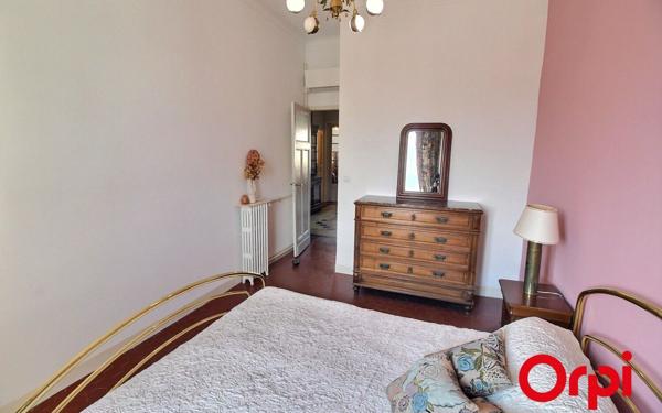 Appartement à vendre    3 pièces • 90,53 m2 Marseille 8