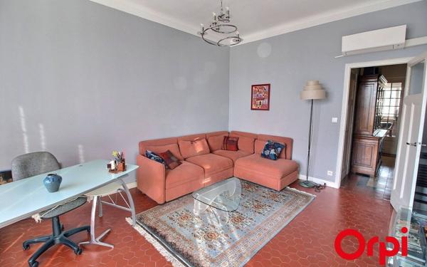 Appartement à vendre    3 pièces • 90,53 m2 Marseille 8