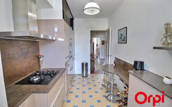 Appartement à vendre    3 pièces • 90,53 m2 Marseille 8