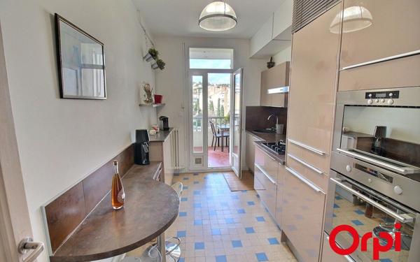 Appartement à vendre    3 pièces • 90,53 m2 Marseille 8