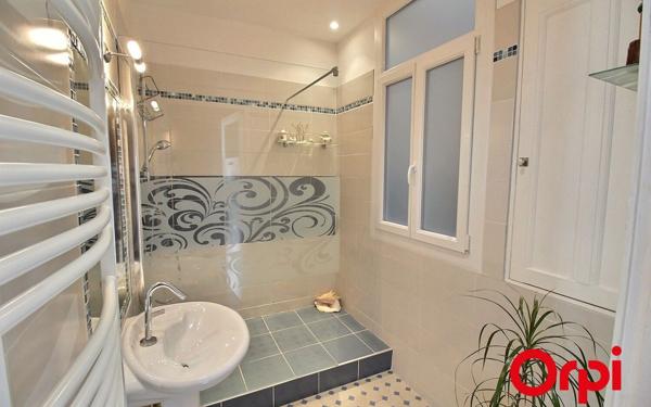 Appartement à vendre    3 pièces • 90,53 m2 Marseille 8