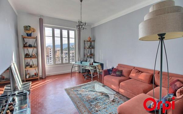 Appartement à vendre    3 pièces • 90,53 m2 Marseille 8