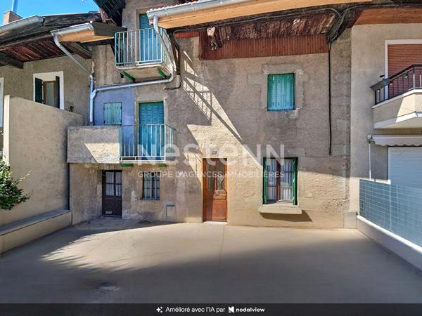 Maison de ville mitoyenne à fort potentiel Aix Les Bains 6 pièces au calme, caves, jardinet