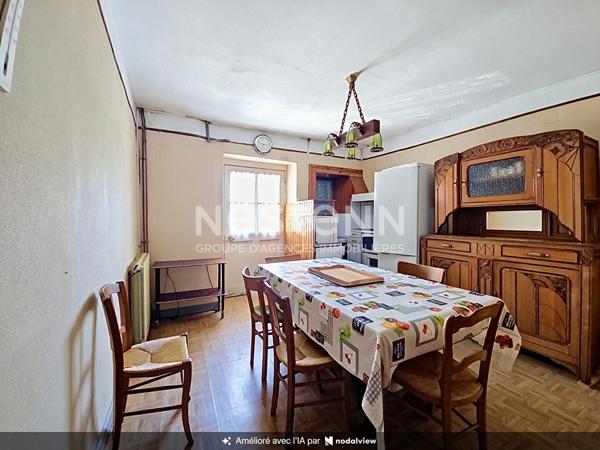 Maison de ville mitoyenne à fort potentiel Aix Les Bains 6 pièces au calme, caves, jardinet