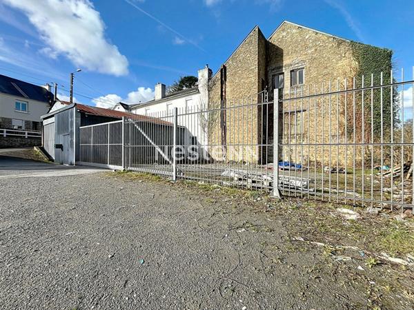Entrepôt, bureaux, et appartement à QUIMPERLE proche GARE.