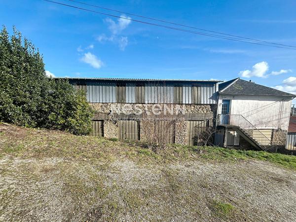 Entrepôt, bureaux, et appartement à QUIMPERLE proche GARE.