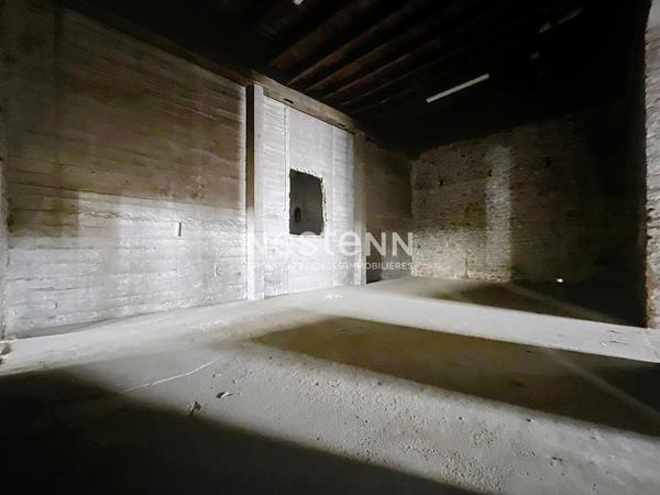 Entrepôt, bureaux, et appartement à QUIMPERLE proche GARE.