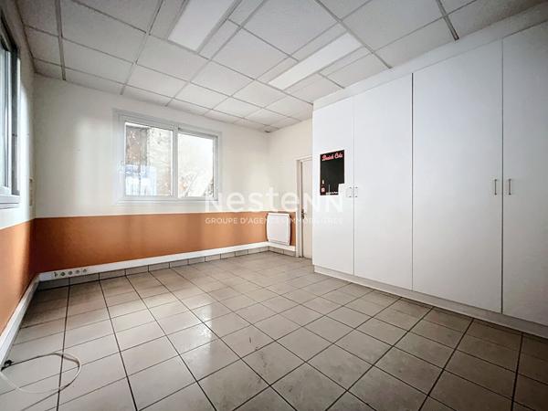 Entrepôt, bureaux, et appartement à QUIMPERLE proche GARE.