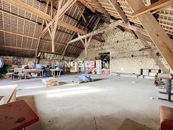 Entrepôt, bureaux, et appartement à QUIMPERLE proche GARE.
