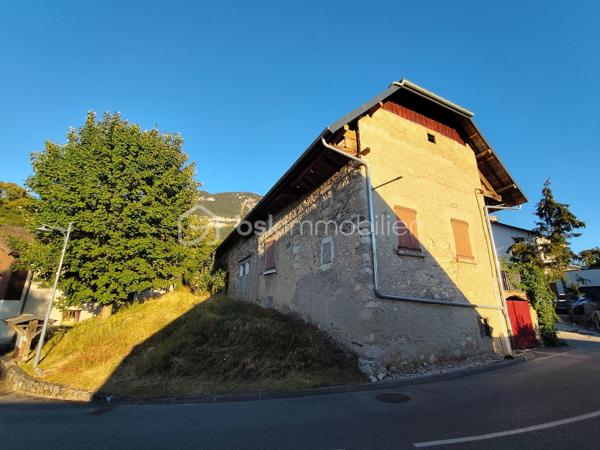 Grand corps de ferme composé de 2 maisons mitoyennes 108 m² :
- La 1ere maison de plain pied à gauche =  T5 de 68m² 
- La 2eme maison à droite T2 de 40m² = possibilité de la transformer en T5 ou de créer un autre T2/T3
Plusieurs montage possibles : Rénovation d'ampleur à prévoir (environ 200 000€)
IDEAL INVESTISSEURS ou achat en famille
 
Toit récent sans amiante
Combles aménageables (100m2 environ au sol).

Gros potentiel à 10 mn d'Aix les Bains et 15 mn du lac : Ideal pour les curistes et les vacanciers

Contactez moi vite pour plus d'information et réserver une visite !