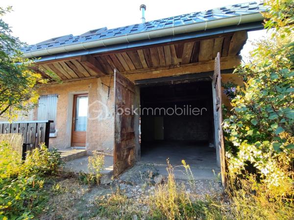 Grand corps de ferme composé de 2 maisons mitoyennes 108 m² :
- La 1ere maison de plain pied à gauche =  T5 de 68m² 
- La 2eme maison à droite T2 de 40m² = possibilité de la transformer en T5 ou de créer un autre T2/T3
Plusieurs montage possibles : Rénovation d'ampleur à prévoir (environ 200 000€)
IDEAL INVESTISSEURS ou achat en famille
 
Toit récent sans amiante
Combles aménageables (100m2 environ au sol).

Gros potentiel à 10 mn d'Aix les Bains et 15 mn du lac : Ideal pour les curistes et les vacanciers

Contactez moi vite pour plus d'information et réserver une visite !