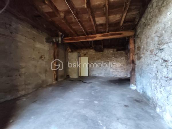 Grand corps de ferme composé de 2 maisons mitoyennes 108 m² :
- La 1ere maison de plain pied à gauche =  T5 de 68m² 
- La 2eme maison à droite T2 de 40m² = possibilité de la transformer en T5 ou de créer un autre T2/T3
Plusieurs montage possibles : Rénovation d'ampleur à prévoir (environ 200 000€)
IDEAL INVESTISSEURS ou achat en famille
 
Toit récent sans amiante
Combles aménageables (100m2 environ au sol).

Gros potentiel à 10 mn d'Aix les Bains et 15 mn du lac : Ideal pour les curistes et les vacanciers

Contactez moi vite pour plus d'information et réserver une visite !