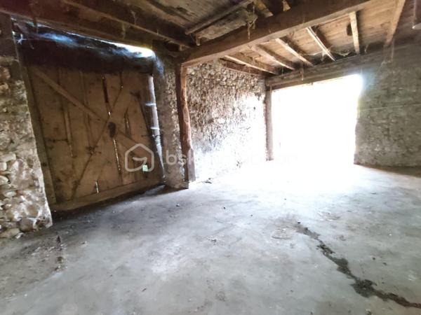 Grand corps de ferme composé de 2 maisons mitoyennes 108 m² :
- La 1ere maison de plain pied à gauche =  T5 de 68m² 
- La 2eme maison à droite T2 de 40m² = possibilité de la transformer en T5 ou de créer un autre T2/T3
Plusieurs montage possibles : Rénovation d'ampleur à prévoir (environ 200 000€)
IDEAL INVESTISSEURS ou achat en famille
 
Toit récent sans amiante
Combles aménageables (100m2 environ au sol).

Gros potentiel à 10 mn d'Aix les Bains et 15 mn du lac : Ideal pour les curistes et les vacanciers

Contactez moi vite pour plus d'information et réserver une visite !