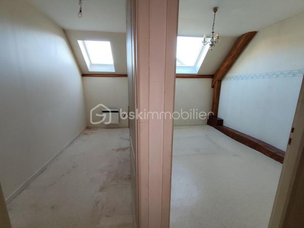 Grand corps de ferme composé de 2 maisons mitoyennes 108 m² :
- La 1ere maison de plain pied à gauche =  T5 de 68m² 
- La 2eme maison à droite T2 de 40m² = possibilité de la transformer en T5 ou de créer un autre T2/T3
Plusieurs montage possibles : Rénovation d'ampleur à prévoir (environ 200 000€)
IDEAL INVESTISSEURS ou achat en famille
 
Toit récent sans amiante
Combles aménageables (100m2 environ au sol).

Gros potentiel à 10 mn d'Aix les Bains et 15 mn du lac : Ideal pour les curistes et les vacanciers

Contactez moi vite pour plus d'information et réserver une visite !