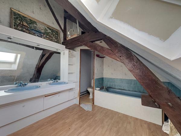 Immeuble de caractère avec fort potentiel à Givry