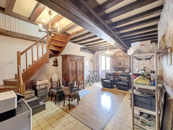 Immeuble de caractère avec fort potentiel à Givry